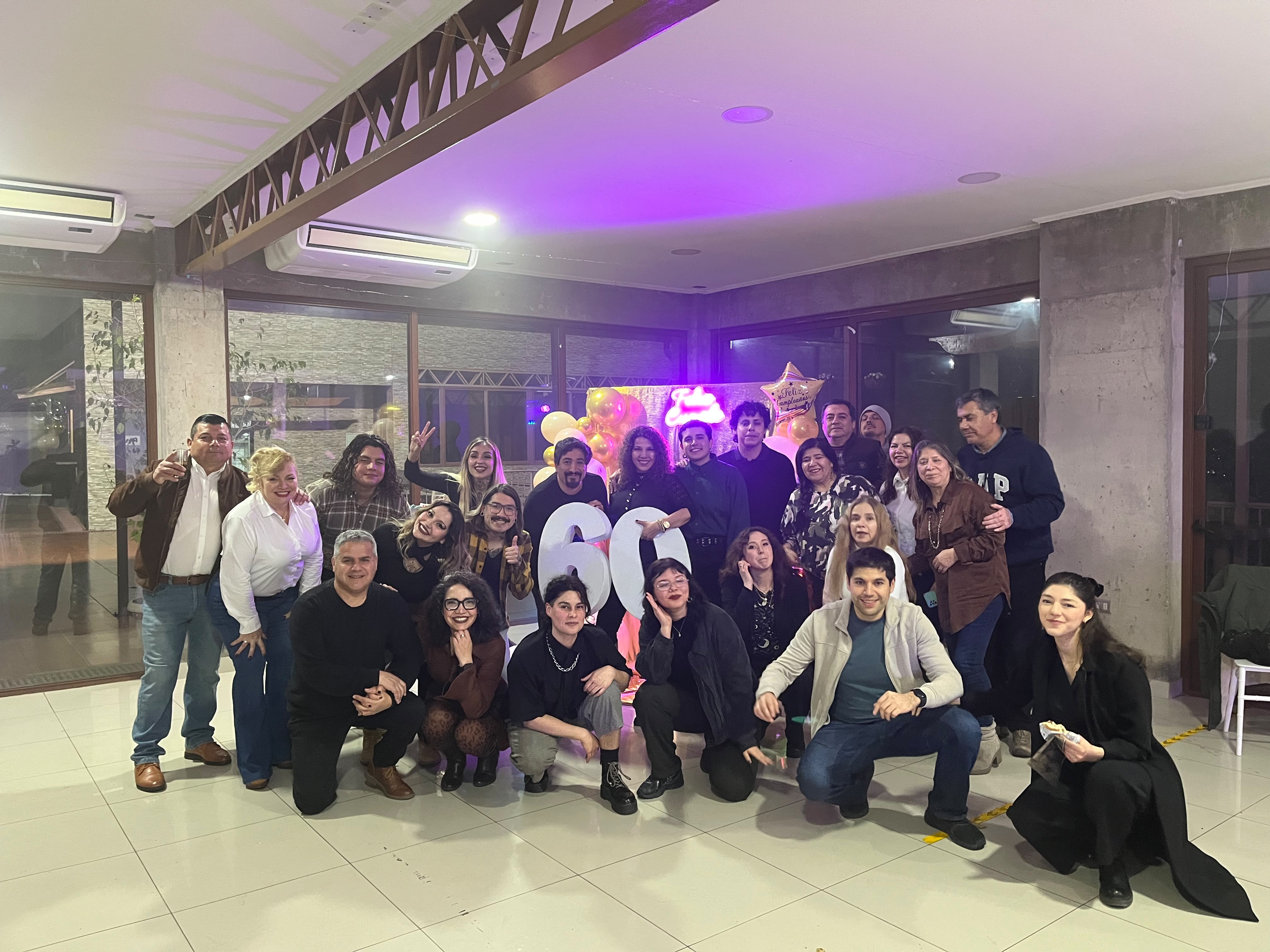 Todos los invitados celebrando espontáneamente junto a Eli