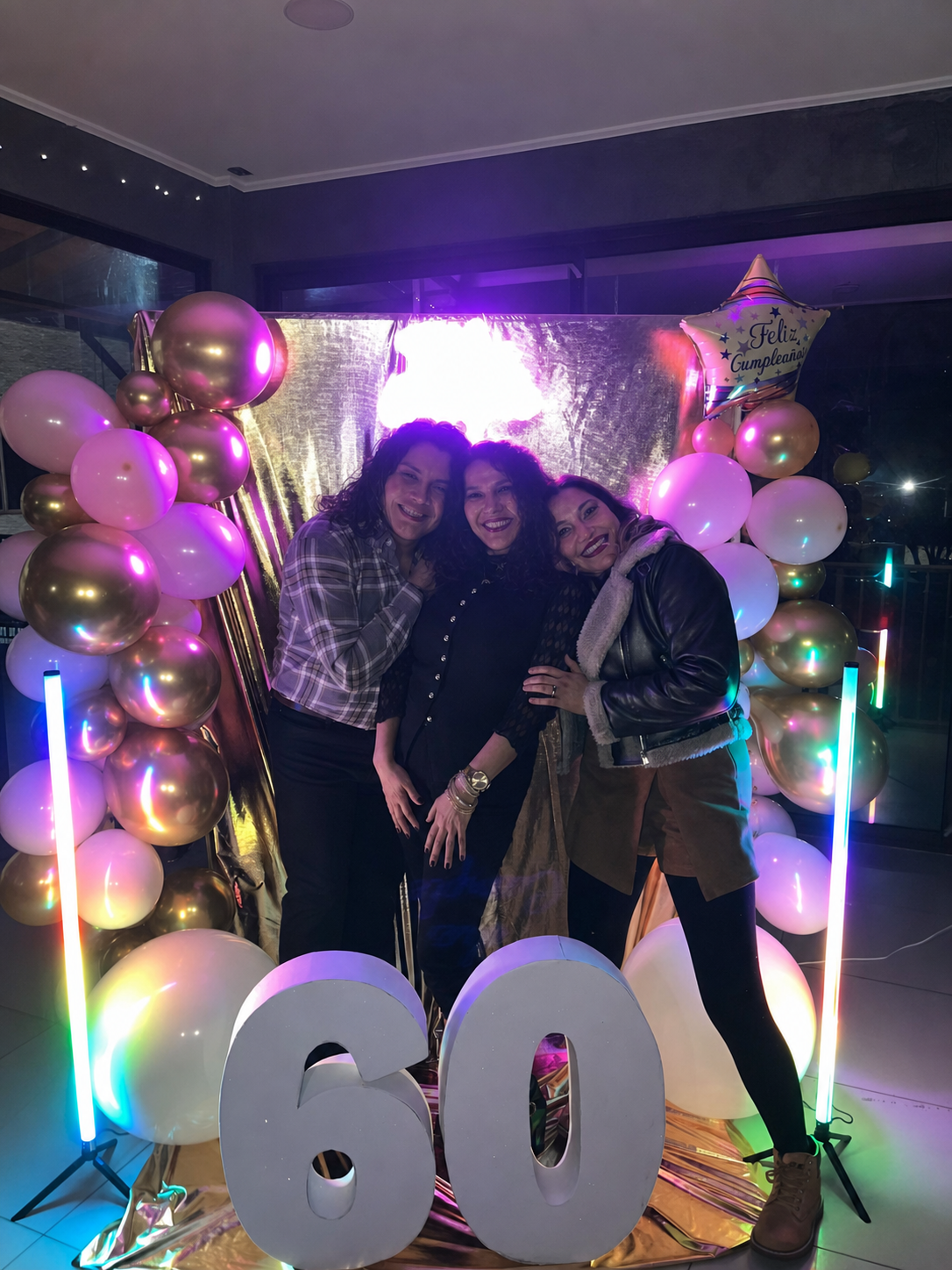 Eli junto a dos personas durante la celebración