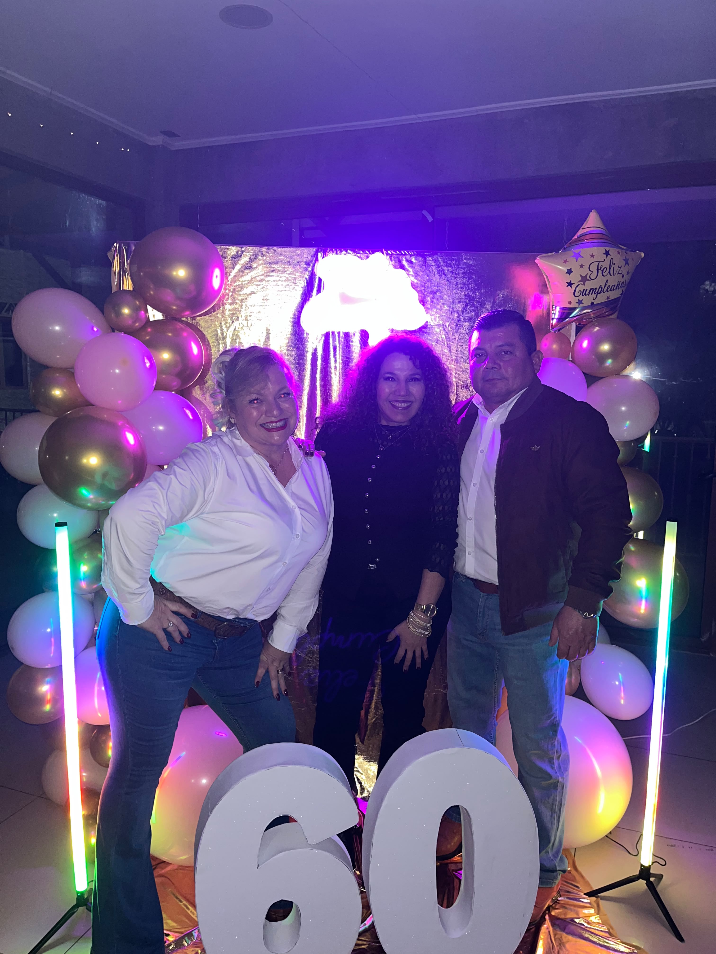 Eli junto a dos invitados en su cumpleaños