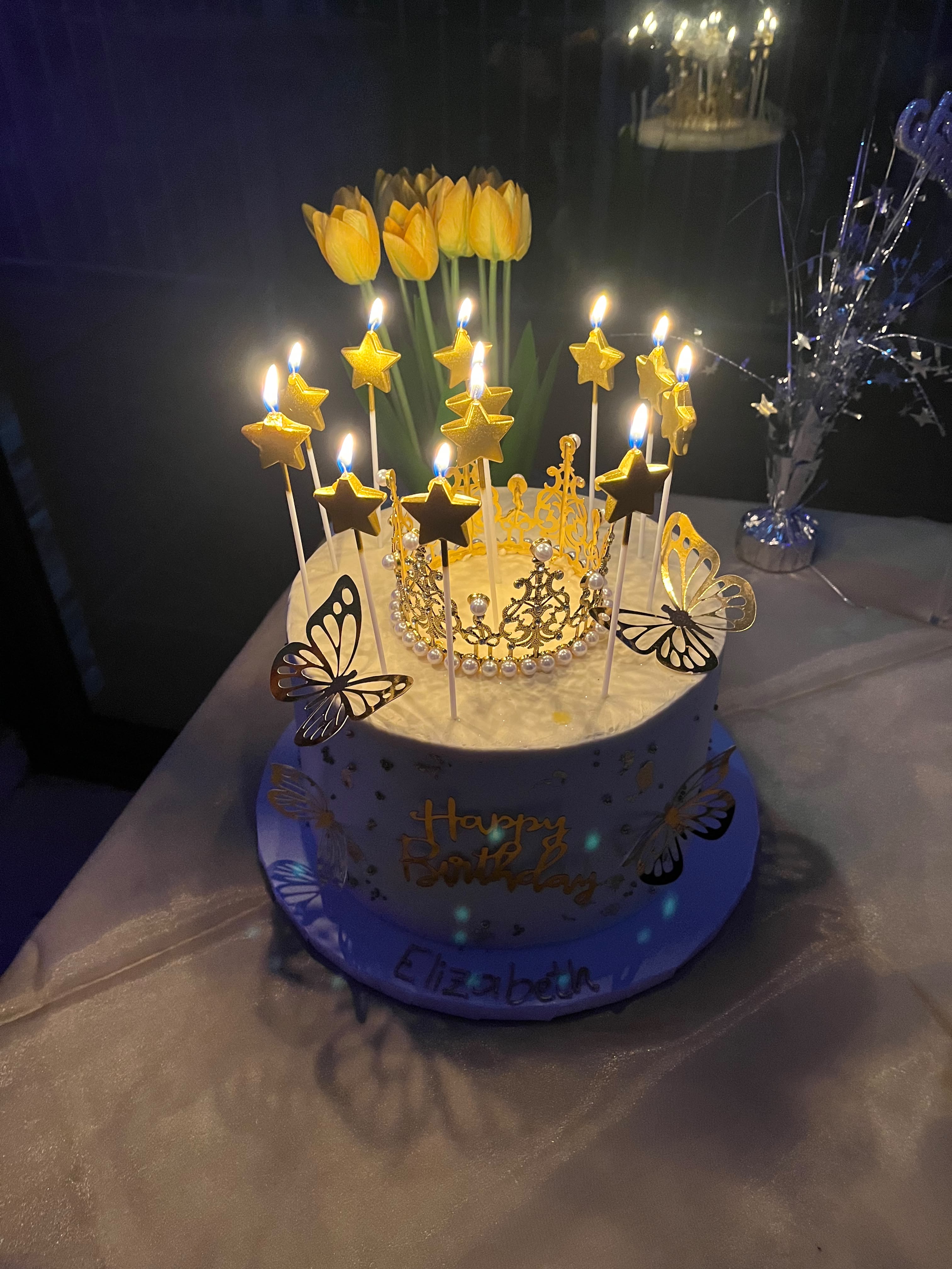 Torta de cumpleaños de Eli encendida durante la celebración