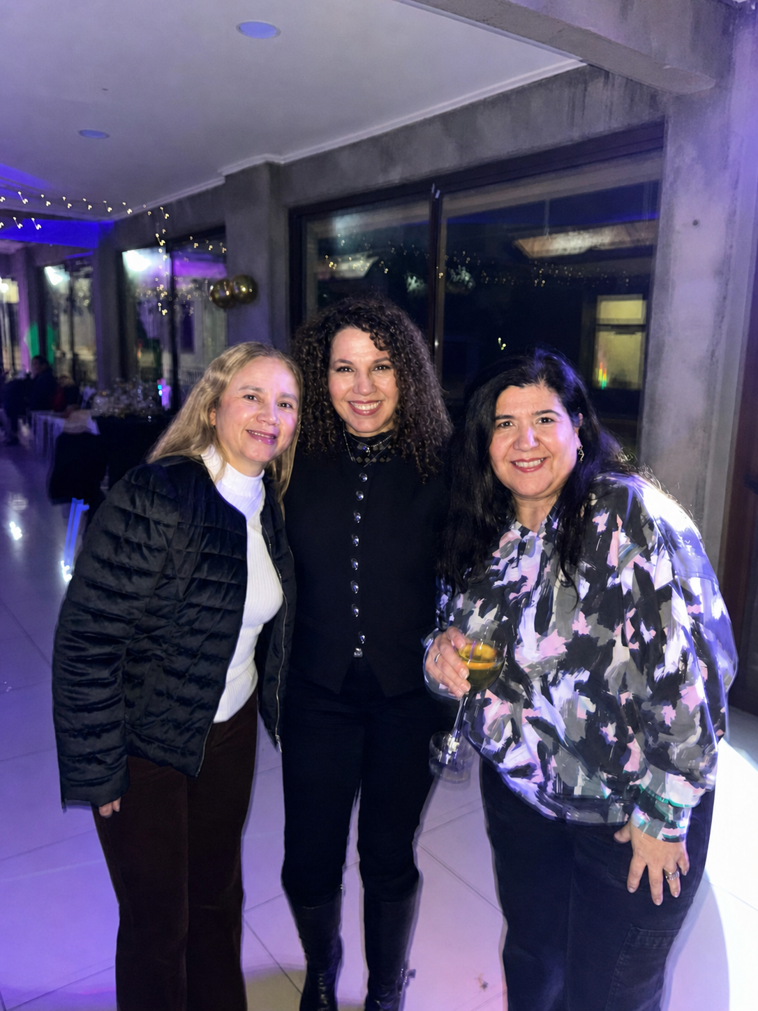 Eli acompañada por dos amigas durante la celebración